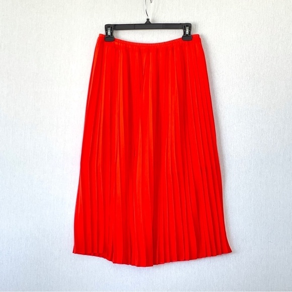 CLUB Monaco Pleated Skirt - Picture 3 of 5